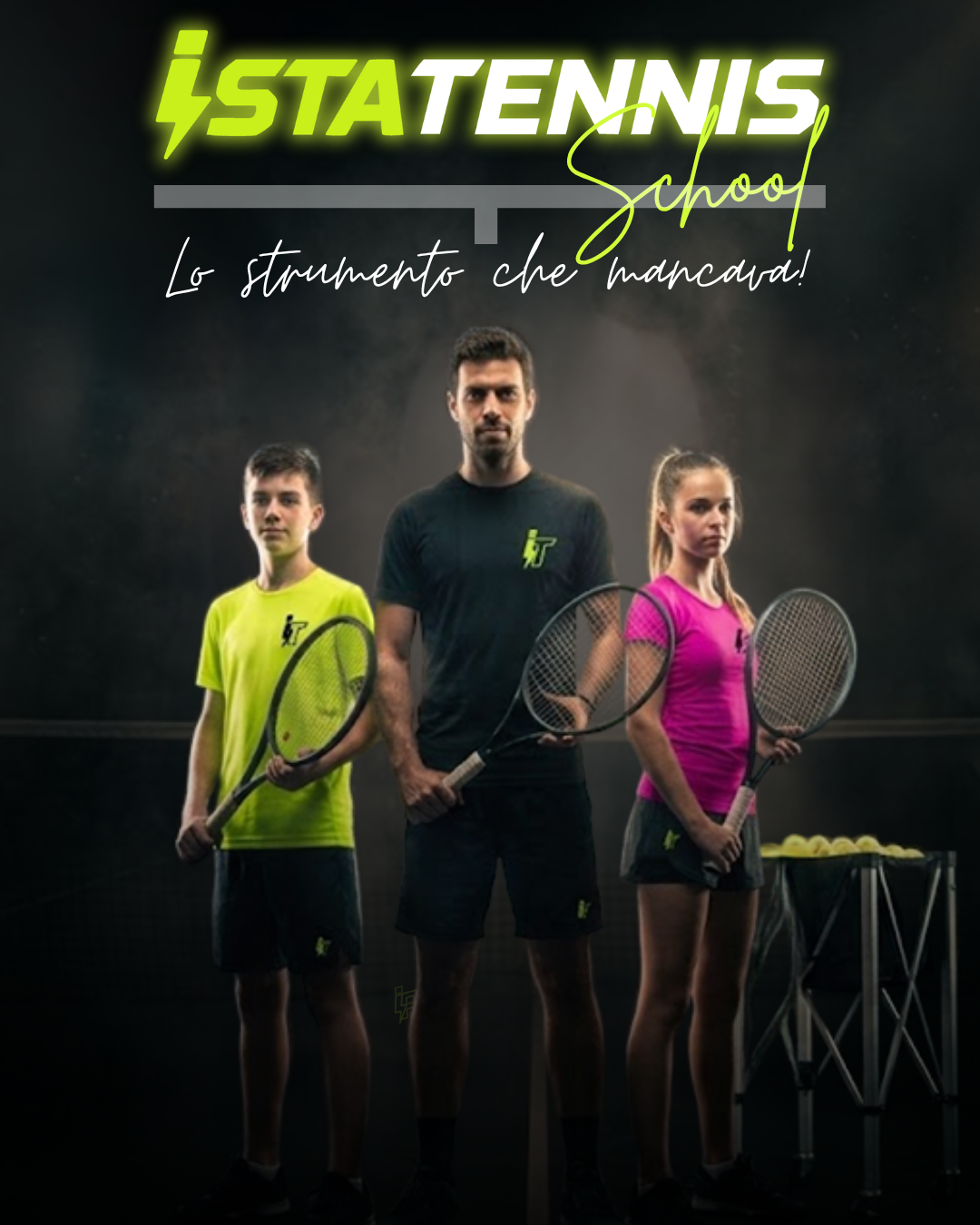 istaTennis School, lo strumento che mancava: un maestro e due allievi con la racchetta, su un campo da tennis